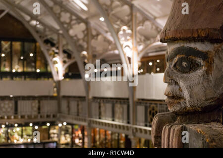 L'un des personnages assis ou les gardiens en haut du totem haïda dans le Pitt-Rivers Museum, Oxford. Banque D'Images