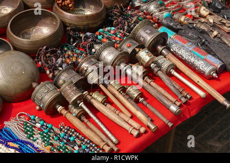 Souvenirs en vente près de Swayambhunath Stupa à Katmandou, Népal : des moulins à prière, bols chantants et colliers Banque D'Images