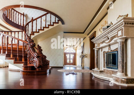 L'architecture moderne avec des intérieurs de luxe élégant classique couloir avec escalier en bois brillant en staps maison moderne Banque D'Images
