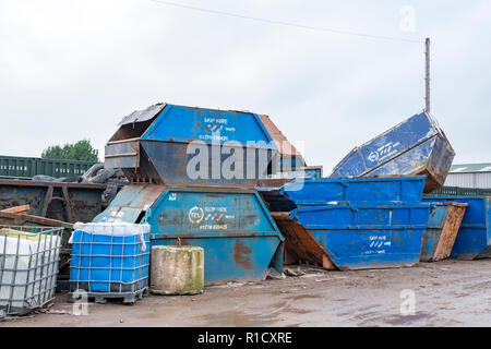 Les constructeurs vide saute sur wasteland dans Cheshire UK Banque D'Images