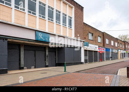 Toute la rue avec des magasins fermés et barricadés dans Crewe Cheshire UK Banque D'Images