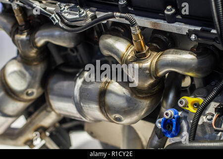 Close up du sport d'échappement moteur partie en tuyaux poli Banque D'Images