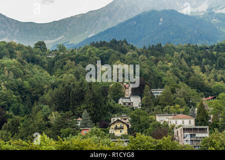 Alpes en Innsbruk, Autriche avec de belles maisons Banque D'Images