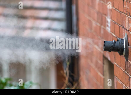 Les gaz d'échappement et de la vapeur d'eau provenant d'une chaudière à gaz combi via le tuyau de cheminée extérieure. Banque D'Images