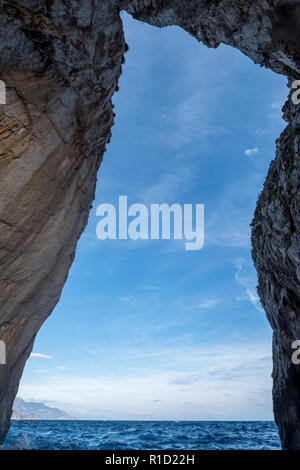 Arch dans le célèbre pile (mezzo di Borgo Italia 77) au large de la côte de l'île de Capri, dans la mer Méditerranée, dans le sud de l'Italie. Banque D'Images