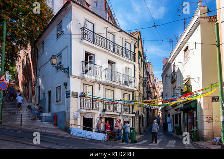 Lisbonne, Portugal - 6 novembre 2011 : scène de rue dans le quartier Alfama au cours de la fête des saints populaires, avec des gens en face d'une traditio Banque D'Images