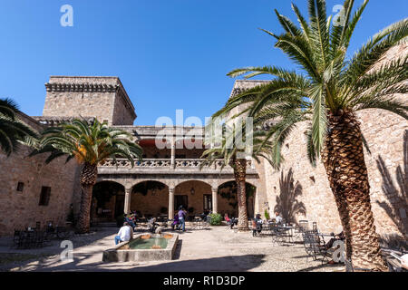 Cour intérieure à l'intérieur de l'Parador de Jarandilla de la Vera, château médiéval, l'Estrémadure, Espagne Banque D'Images