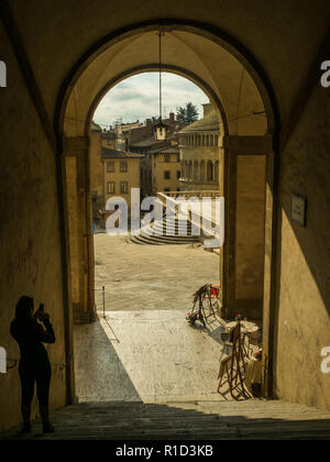 En regardant vers la Grande Place médiévale, la place principale de la ville de Arezzo, Toscane, Italie. La rotonde de Santa Maria della Pieve est partiellement en vue Banque D'Images