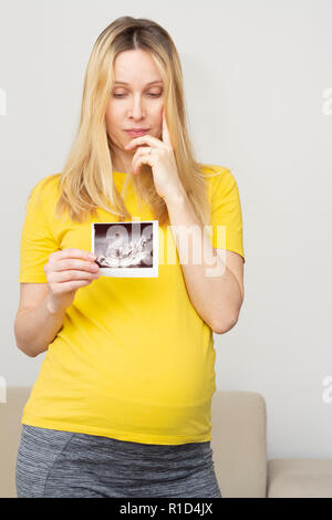 Pregnant woman holding ultrasound scan photo Banque D'Images