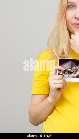 Pregnant woman holding échographie Banque D'Images