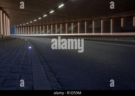 Panneaux lumineux road tunnel avec motion blur Banque D'Images