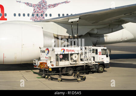 Un camion-citerne Total pour l'aviation ravitaillant un avion de ligne de passagers Austrian Airlines à l'aéroport de Vienne, en Autriche Banque D'Images