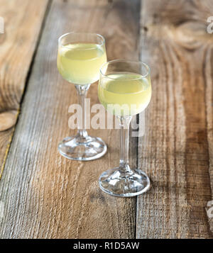 Deux verres de limoncello sur le fond en bois