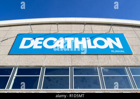 Decathlon signe en direction générale. Décathlon est un détaillant d'articles de sport, le plus grand détaillant d'articles de sport dans le monde. Banque D'Images