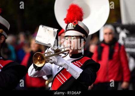 Hertfordshire Showband Marching Band sur le Lord Mayor's Show Parade, Londres, Royaume-Uni. Instruments. Lecture de musique en uniforme Banque D'Images