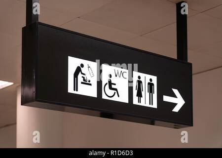 Un signe noir et blanc donnant des directives pour les toilettes dans le Terminal 3 de l'aéroport de Vienne Banque D'Images