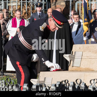 Un officier de l'armée britannique établit un récif lors de la Parade de Dimanche du souvenir. Le dimanche est un jour du Souvenir pour le Royaume-Uni de se rappeler et honorer ceux qui ont sacrifié leur vie pour protéger la liberté du peuple britannique. Banque D'Images