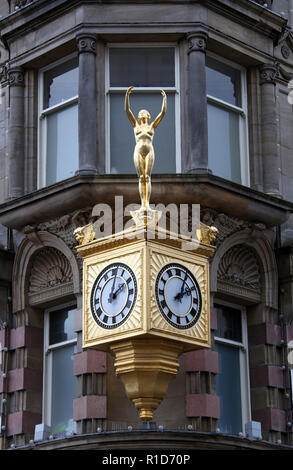 Le nord de l'orfèvres célèbre Horloge Rolex or et Dame Vénus dans le centre-ville de Newcastle Upon Tyne Banque D'Images