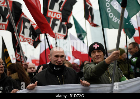 Certains nationalistes, vu la tenue des drapeaux. Derrière certains Forza Nuova symbole du groupe italien fasciste des drapeaux. La Pologne a célébré le 100e anniversaire de sa renaissance en tant qu'Etat indépendant. Environ 200 000 personnes ont pris part à une marche commémorant le jour de l'Indépendance à Varsovie. La marche était constitué de deux rencontres, avec une célébration officielle organisée par le gouvernement suivi d'un autre organisé par la Marche de l'indépendance syndicale. Banque D'Images