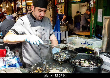 Londres Angleterre,Royaume-Uni,Royaume-Uni Grande-Bretagne,South Bank Southwark,Borough Market,étals de vendeurs,fruits de mer,aliments préparés,moules,service,adultes m Banque D'Images