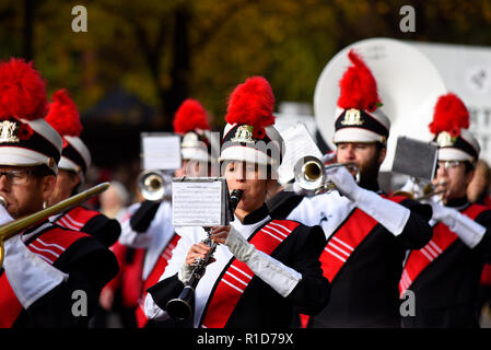 Hertfordshire Showband Marching Band sur le Lord Mayor's Show Parade, Londres, Royaume-Uni. Instruments. Lecture de musique en uniforme Banque D'Images