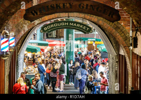 Londres Angleterre,Royaume-Uni,South Bank Southwark,Borough Market,vendeurs stalles,entrée,surpeuplé,homme hommes,femme femme femme,Royaume-Uni GB anglais Europe,UK180825051 Banque D'Images