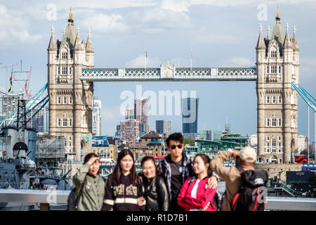 Londres Angleterre,Royaume-Uni,Tower Bridge,Thames River,monument,style victorien d'architecture gothique,horizon de la ville,familles asiatiques parents parents enfant Banque D'Images