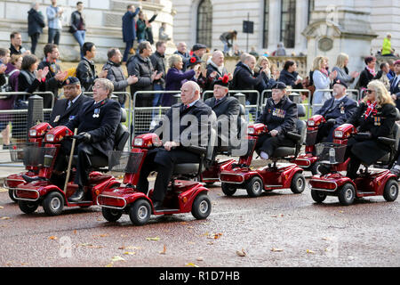 Les anciens combattants de la guerre prendre part à l'Assemblée Dimanche du souvenir pour le Centenaire de la procession de l'Armistice à Londres pour rendre hommage à ceux qui ont souffert ou sont morts pendant la guerre. Des centaines de personnes rassemblées à l'occasion du centenaire de l'Armistice, qui a vu 3 123 membres des forces armées ont perdu la vie. L'armistice mettant fin à la Première Guerre mondiale entre les alliés et l'Allemagne a été signé à Compiègne, France à la onzième heure du onzième jour du onzième mois - 11h00 le 11 novembre 1918. Banque D'Images