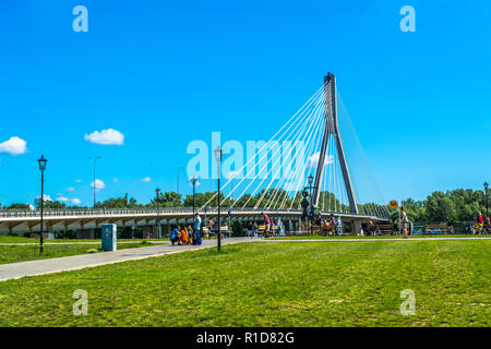 Varsovie, Pologne - 16 juillet 2017 : pont moderne de Varsovie. Les touristes à pied près de la statue d'une sirène, près du pont. Journée ensoleillée avec un ciel bleu Banque D'Images