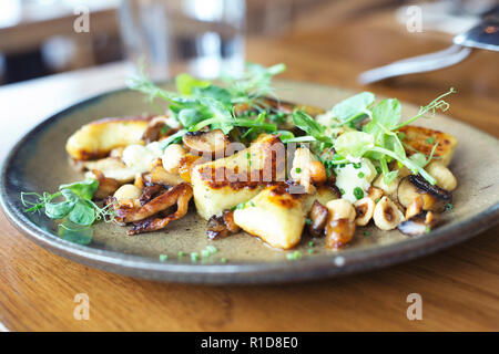 Gnocchi délicieux plat de pâtes, avec de superbes garnitures. Banque D'Images