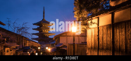 Vue de nuit de la Pagode Yasaka avec vieille ville japonaise à Yasaka, Japon Banque D'Images