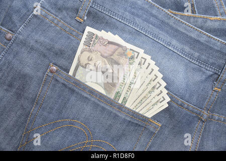 Yen japonais en jeans pocket - 10 000 yen Banque D'Images