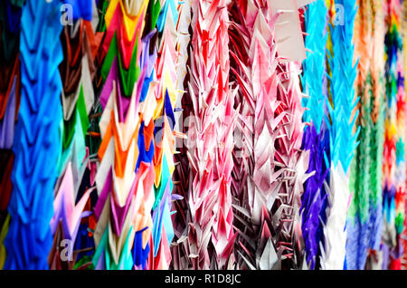 Colorful Senba-zuru, Origami de Orizuru ou pli papier grue. Crane est un symbole de chance Pas de barrières. En bonne santé et la longévité des japonais. Banque D'Images