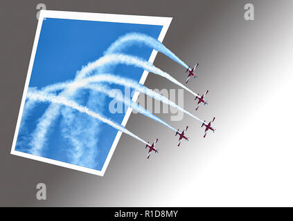 Pilatus PC-9A A23-037 de la RAAF Roulettes Formation Aerobatic Team performing at envolées 2017 Illawarra Airshow, Albion Park, NSW, Australie Banque D'Images