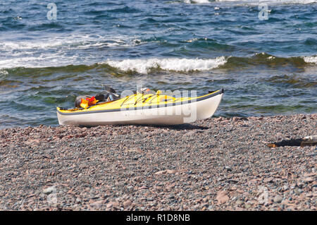 En kayak de mer, sur les jardins verts Shore au Gros-Morne Banque D'Images