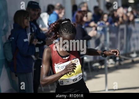 Athènes, Grèce. 11Th Nov, 2018. Vainqueur du marathon femme Shelmith Nyawira Muriuki athlète à l'arrivée pendant la Marathon d'Athènes, l'authentique, le Crédit : Giorgos Zachos SOPA/Images/ZUMA/Alamy Fil Live News Banque D'Images