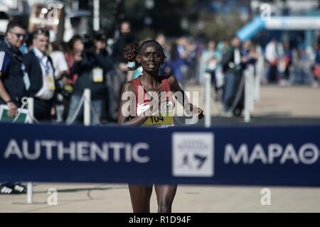 Athènes, Grèce. 11Th Nov, 2018. Vainqueur du marathon femme Shelmith Nyawira Muriuki athlète à l'arrivée pendant la Marathon d'Athènes, l'authentique, le Crédit : Giorgos Zachos SOPA/Images/ZUMA/Alamy Fil Live News Banque D'Images