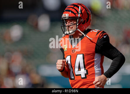 Novembre 11th, 2018 : Cincinnati Bengals quarterback Andy Dalton (14) reprend sa course hors du terrain après l'échauffement avant un match entre les New Orleans Saints et les Bengals de Cincinnati le 11 novembre 2018 au Stade Paul Brown à Cincinnati, OH. Adam Lacy/CSM. Banque D'Images