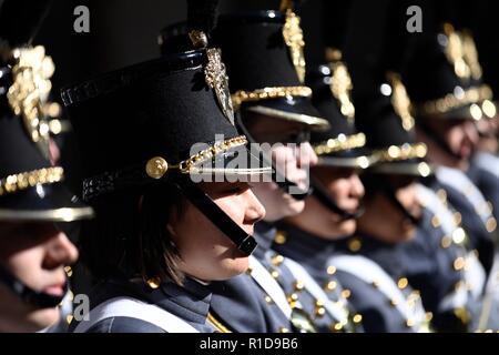 New York, États-Unis 11 Nov 2018 cadets féminins de l'Académie militaire des États-Unis se préparent à mars à New York City Parade annuelle du Jour des anciens combattants, sur le 100e anniversaire de la fin de la Première Guerre mondiale. Banque D'Images