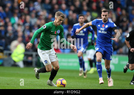 Cardiff, Wales, UK. 10 Nov 2018. Solly Mars de Brighton & Hove Albion (l) et Joe Ralls de la ville de Cardiff en action.Premier League match, Cardiff City v Brighton & Hove Albion au Cardiff City Stadium le samedi 10 novembre 2018. Cette image ne peut être utilisé qu'à des fins rédactionnelles. Usage éditorial uniquement, licence requise pour un usage commercial. Aucune utilisation de pari, de jeux ou d'un seul club/ligue/dvd publications. Photos par Andrew Andrew/Verger Verger la photographie de sport/Alamy live news Banque D'Images