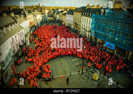 Cirencester Gloucestershire UK. Nov 11 2018.3300 les gens se rassemblent pour former les mondes plus du coquelicot de la légion britannique. L'événement a eu lieu dans le centre de Cirencester sur le 11.11.2018 à comerorate la fin de la Seconde Guerre mondiale 1 il y a cent ans. Crédit : charlie bryan/Alamy Live News Banque D'Images