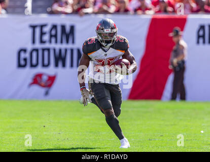 Tampa, Floride, USA. 11Th Nov, 2018. Tampa Bay Buccaneers running back Peyton Coiffure (25) exécute la balle au 1er semestre au cours du jeu entre les Redskins de Washington et les Tampa Bay Buccaneers chez Raymond James Stadium de Tampa, Floride. Del Mecum/CSM/Alamy Live News Banque D'Images