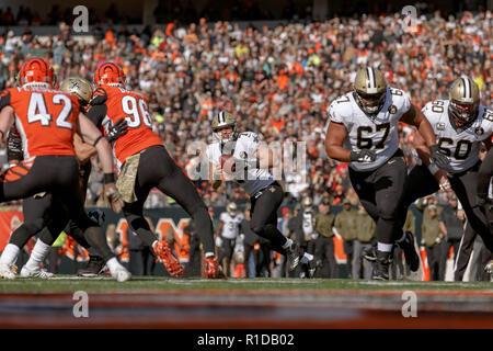 Cincinnati, OH, USA. 11Th Nov, 2018. New Orleans Saints quarterback Taysom Hill (7) prend le jonc dans un wildcat jouer dans un match entre les New Orleans Saints et les Bengals de Cincinnati le 11 novembre 2018 au Stade Paul Brown à Cincinnati, OH. Adam Lacy/CSM/Alamy Live News Banque D'Images