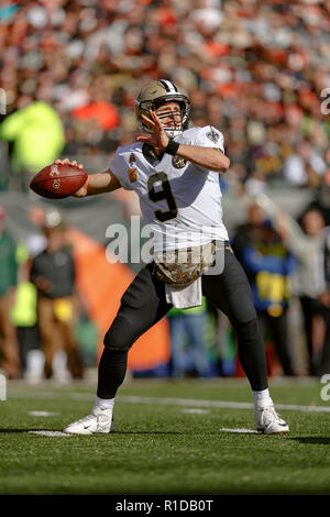 Cincinnati, OH, USA. 11Th Nov, 2018. New Orleans Saints quarterback Drew Brees (9) passe le ballon dans un match entre les New Orleans Saints et les Bengals de Cincinnati le 11 novembre 2018 au Stade Paul Brown à Cincinnati, OH. Adam Lacy/CSM/Alamy Live News Banque D'Images