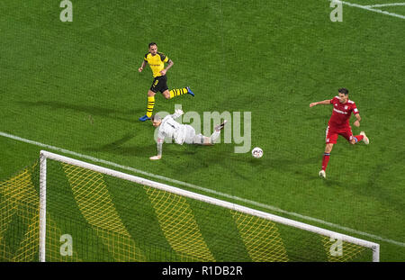 Paco Alcacer do l. (Ne) l'objectif de 3 : 2, et gardien de but Manuel NEUER (M) et Javi MARTINEZ r. (M), Action, Football 1.Bundesliga, 11.journée, Borussia Dortmund (NE) - FC Bayern Munich (M), le 10/11/2018 à Dortmund/Allemagne. # #  DFL règlement interdit toute utilisation des photographies comme des séquences d'images et/ou quasi-vidéo # #  | conditions dans le monde entier Banque D'Images