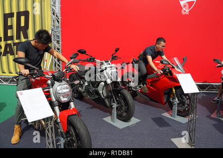 Hong Kong, Chine. 11Th Nov, 2018. Deux personnes sont assises sur Ducati en moto Motorcycle Show 2018 à Central, Hong Kong.La ''BRICOLAGE SHOW'' dans le centre de HONG KONG a lieu chaque année en octobre ou novembre. Il s'agit d'une émission dédiée à toutes les formes de jouissance 2 roues avec des clubs, boutiques, les importateurs, les ministères du gouvernement d'afficher leurs motos dans une atmosphère de carnaval. Credit : Alvin Chan/SOPA Images/ZUMA/Alamy Fil Live News Banque D'Images