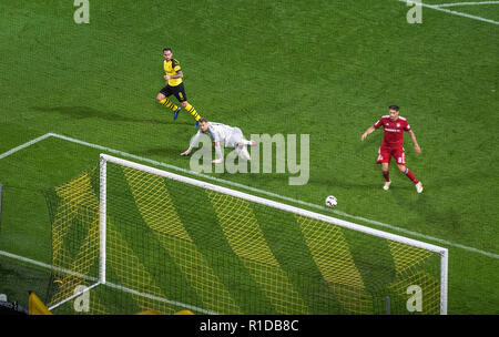 Paco Alcacer do l. (Ne) l'objectif de 3 : 2, et gardien de but Manuel NEUER (M) et Javi MARTINEZ r. (M), Action, Football 1.Bundesliga, 11.journée, Borussia Dortmund (NE) - FC Bayern Munich (M), le 10/11/2018 à Dortmund/Allemagne. # #  DFL règlement interdit toute utilisation des photographies comme des séquences d'images et/ou quasi-vidéo # #  | conditions dans le monde entier Banque D'Images