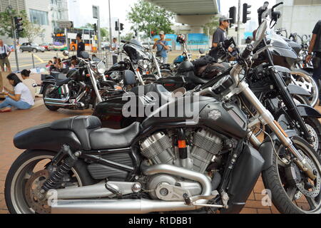 Hong Kong, Chine. 11Th Nov, 2018. Un groupe de ''moto Harley Davidson'' sont l'affichage à l'Motorcycle Show 2018 à Central, Hong Kong.La ''BRICOLAGE SHOW'' dans le centre de HONG KONG a lieu chaque année en octobre ou novembre. Il s'agit d'une émission dédiée à toutes les formes de jouissance 2 roues avec des clubs, boutiques, les importateurs, les ministères du gouvernement d'afficher leurs motos dans une atmosphère de carnaval. Credit : Alvin Chan/SOPA Images/ZUMA/Alamy Fil Live News Banque D'Images