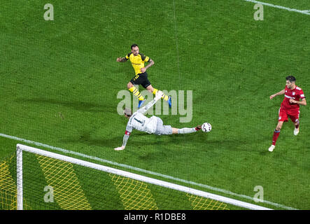 Paco Alcacer do l. (Ne) l'objectif de 3 : 2, et gardien de but Manuel NEUER (M) et Javi MARTINEZ r. (M), Action, Football 1.Bundesliga, 11.journée, Borussia Dortmund (NE) - FC Bayern Munich (M), le 10/11/2018 à Dortmund (Allemagne). # #  DFL règlement interdit toute utilisation des photographies comme des séquences d'images et / ou quasi-vidéo # #  | conditions dans le monde entier Banque D'Images