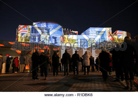 Edinburgh, Royaume-Uni. 11 novembre, 2018. Le bâtiment du parlement écossais allumés le jour de l'Armistice avec des images qui racontent l'histoire de la guerre mondiale 1 conflit aux côtés d'un tableau d'honneur de ceux qui sont morts. Credit : Craig Brown/Alamy Live News. Banque D'Images